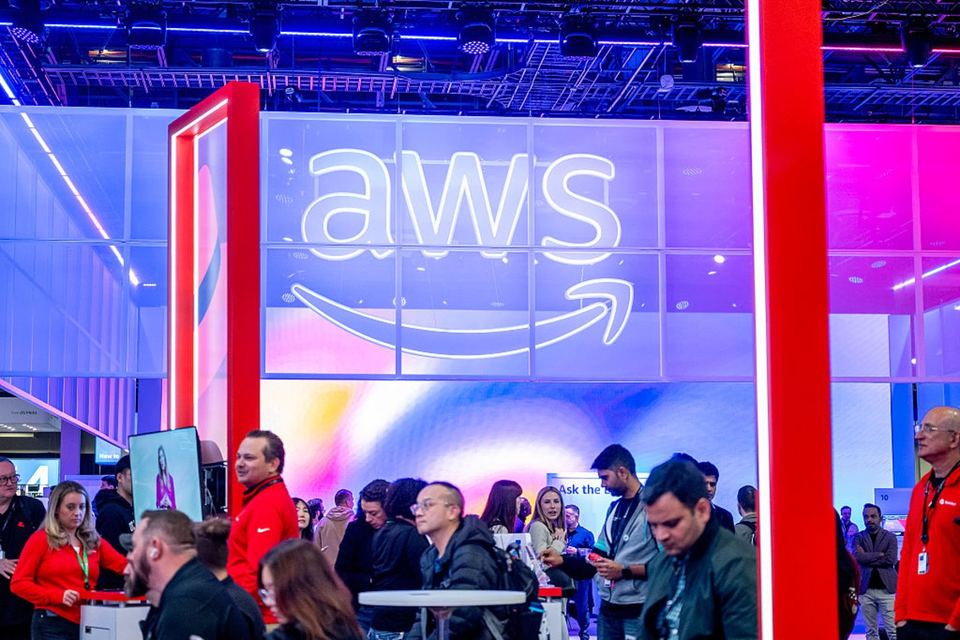 AWS 开源 Strands Decider 2B:Agent 专用的决策模型